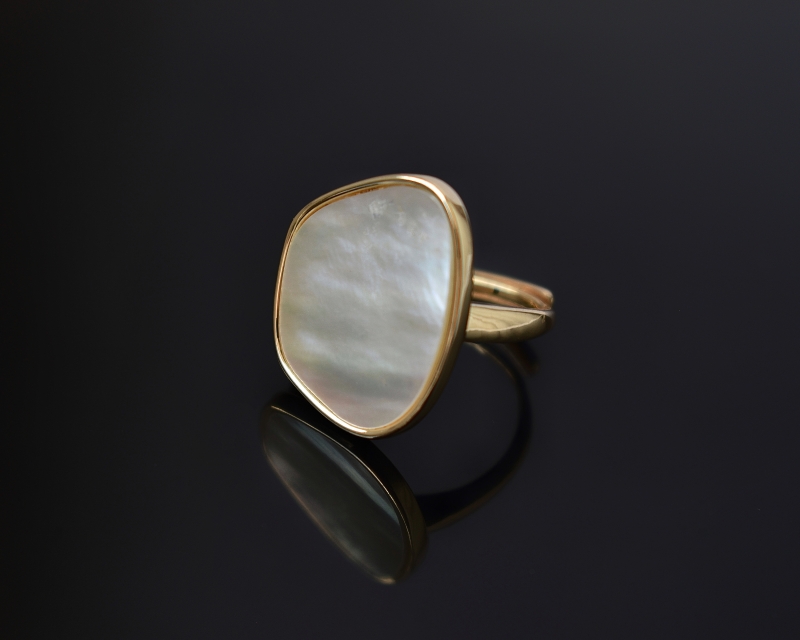 Кольцо безразмерное цвет золото вставка натуральный перламутр